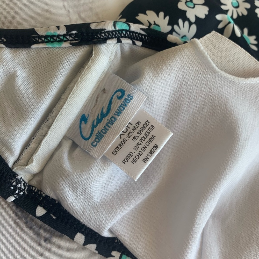5/$35💥🌞California Waves Bikini Top🌞 - Picture 2 of 5
